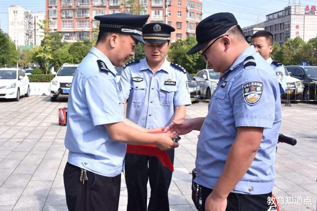 辅警|为何有人宁愿当辅警，也不当小学老师？辅警薪酬不低，1年五六万
