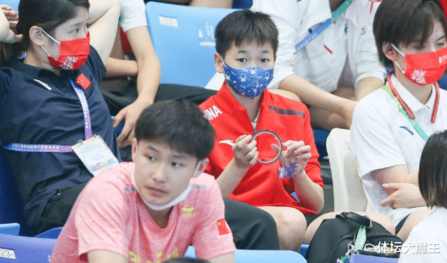 全紅嬋|全紅嬋看國家隊師哥比賽！帶卡通口罩，手捧新手機玩得不亦樂乎