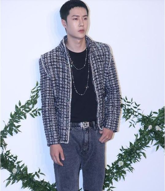 王一博|王一博活动照再次翻车？西装革履被指老气，法令纹深像40岁