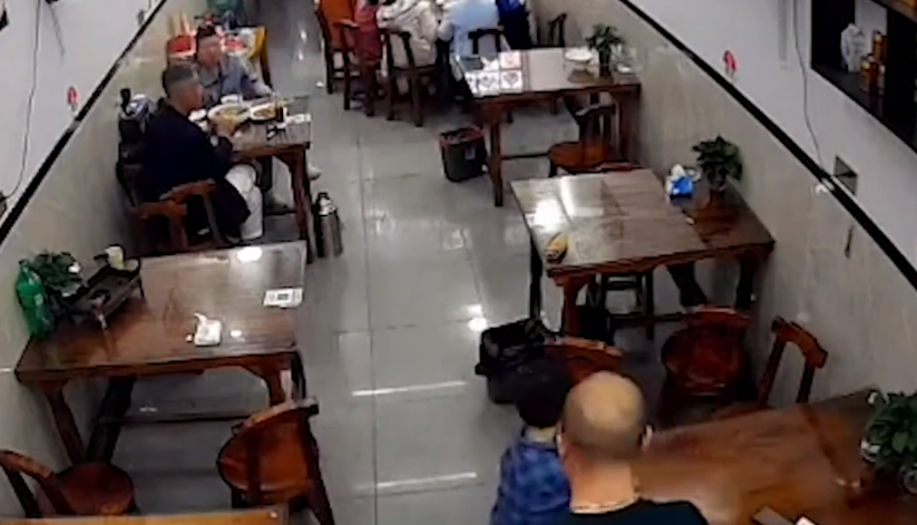 前方社会冲锋号 男童不慎将玩具踢进顾客菜中，遭父亲怒扇耳光，事后父亲愧疚夜不能寐！