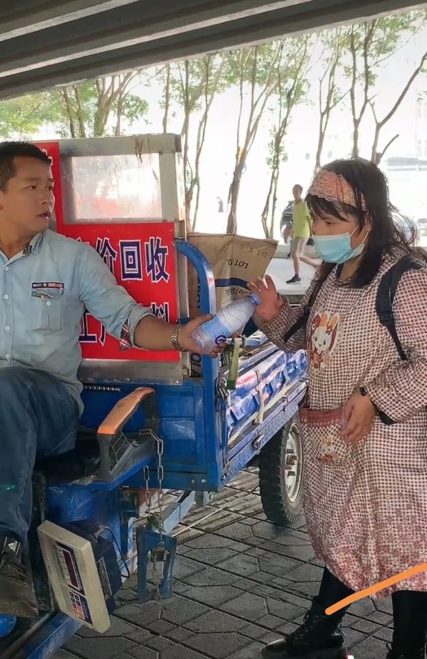 依然棒棒糖 一个收废品大叔给10块钱流浪女买饭，她竟嫌钱少了，还该施舍给她吗？