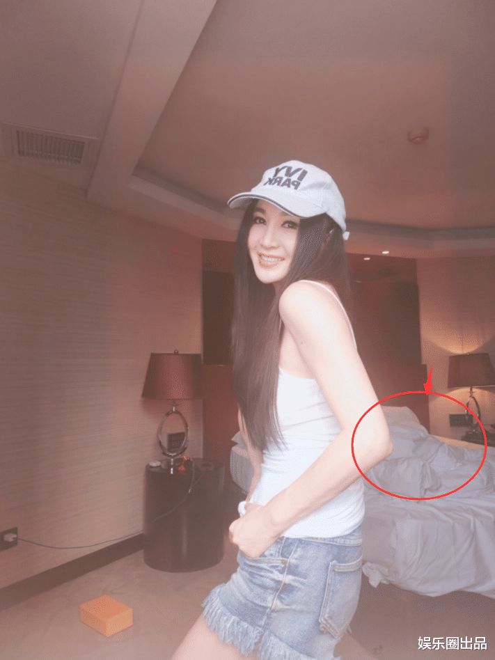 温碧霞|温碧霞在酒店做运动照片火了，床上景象太壮观，精致女神人设崩塌