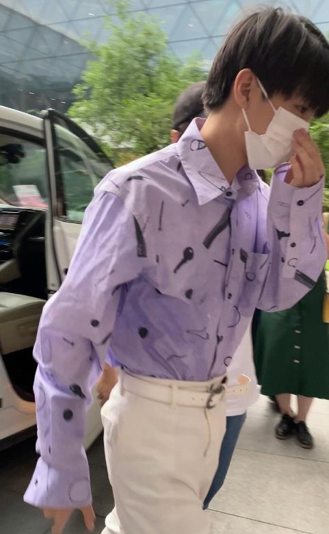 王俊凯|王俊凯“失控长高”太绝！看他将衬衫塞到裤子里，腿长就有一米八