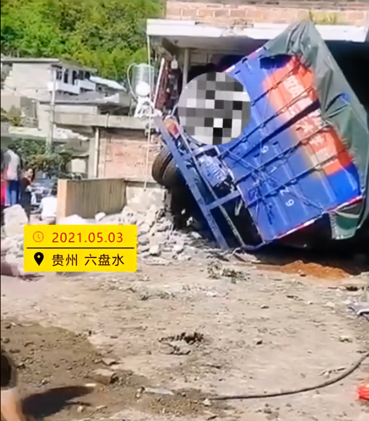 四面观察 贵州六盘水一货车失控冲进民房，一对母女身亡，现场有人失声痛哭