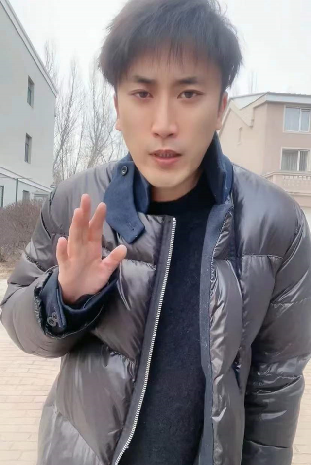 乡村爱情|《乡村爱情》赵玉田晒近况，颜值碾压谢永强，私下住豪宅玩金条