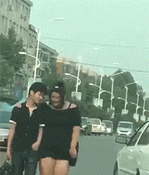 女孩|兄弟们都说红短裤的女孩最漂亮，可我还是坚定地选择了第三个妹子
