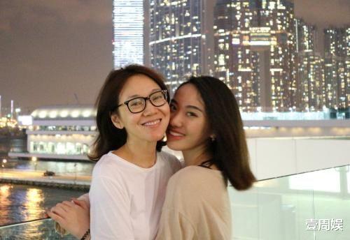 闫妮|50岁闫妮庆生，素颜出镜太真实，离婚17年，依然把前夫当成亲人！