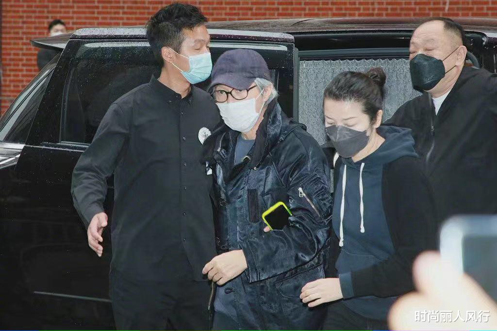 周星驰|周星驰送吴孟达最后一程！低扣帽檐踩运动鞋现身，神情难掩低落