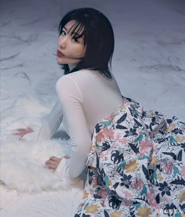 峨眉山周美人|柳岩真是放得开，穿吊带流苏裙不遮掩好身材，曲线玲珑让人羡慕