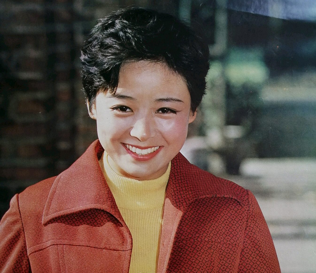 张瑜|张瑜：23岁凭一吻成名，离婚后选择不婚，如今64岁没孩子也幸福