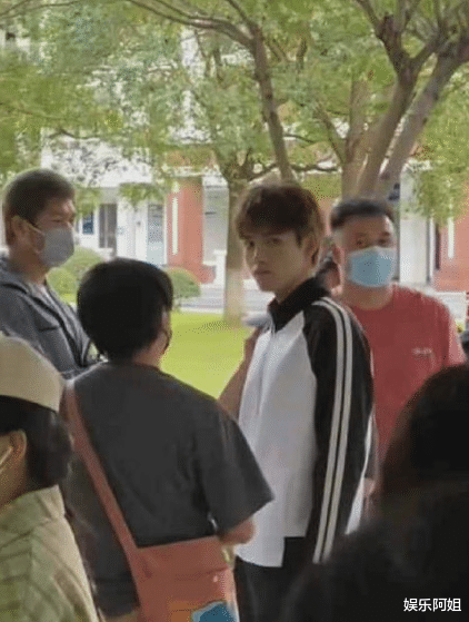 黄轩|陈飞宇新戏校服路透出炉，壁咚戏份又野又苏，眼神杀尽显霸道帅气