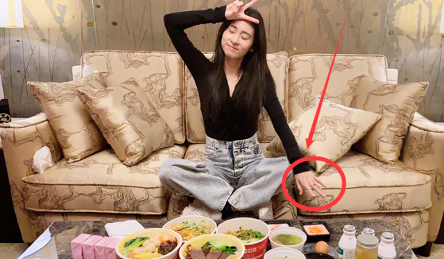 华晨宇|张碧晨无名指的钻戒闪闪发光，华晨宇抱着孩子父爱无边