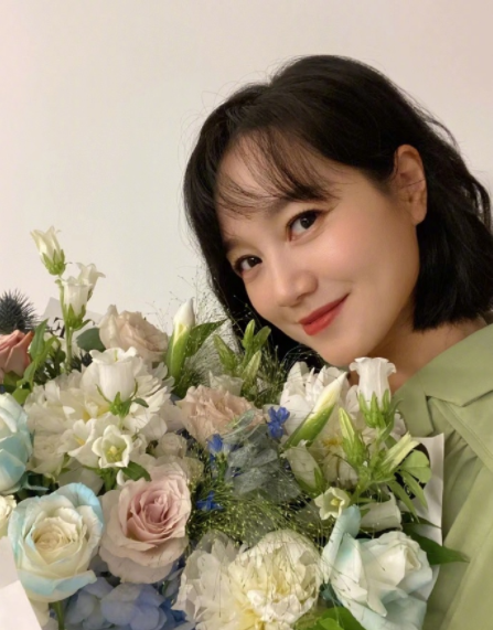 朱丹|朱丹罕晒子女合照，四岁女儿手长腿长，周岁弟弟背影太像姐姐小时候