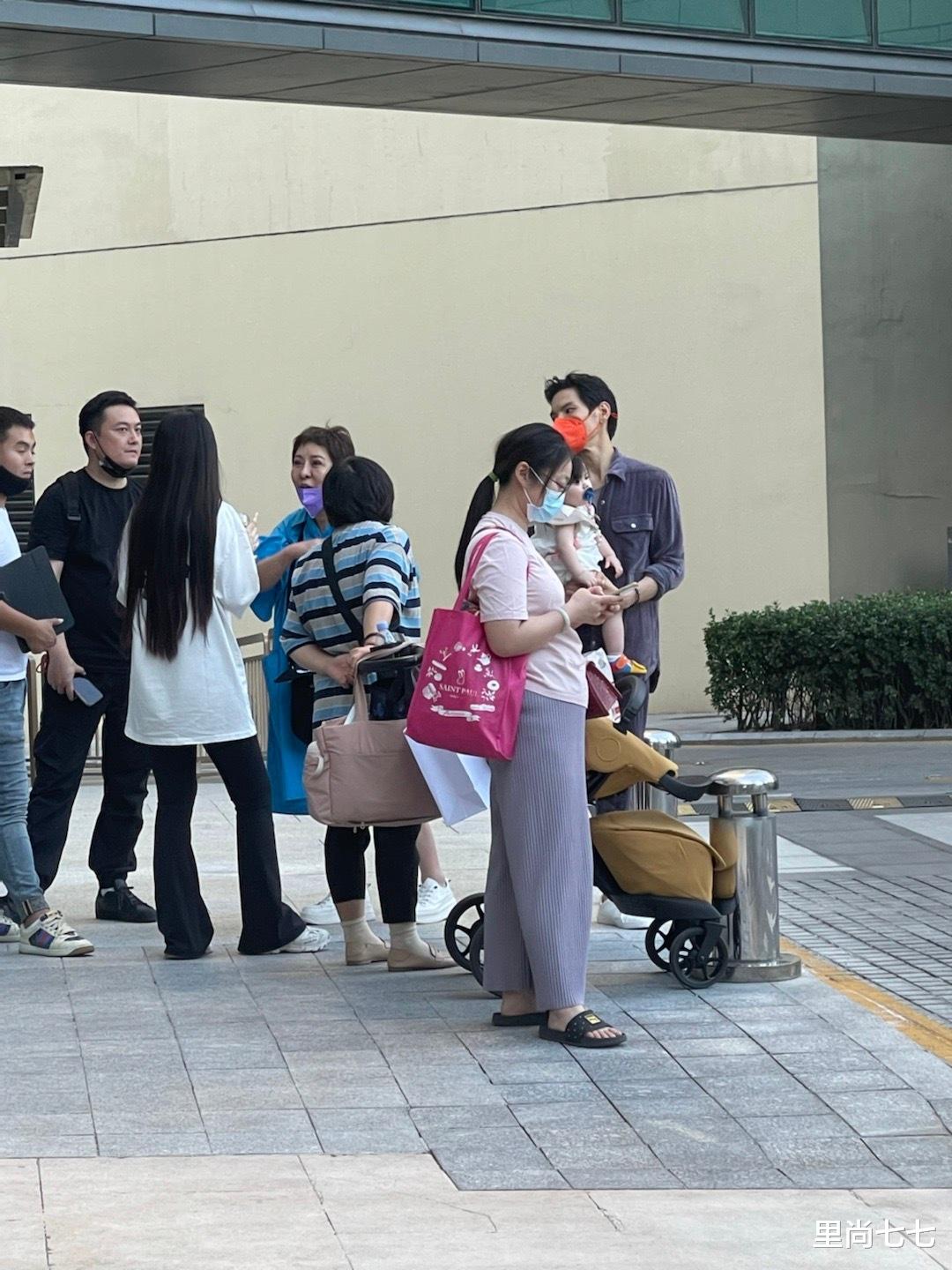 里尚七七|向太近照身材消瘦没精神,郭碧婷罕见穿成胖墩,小奶皇正脸首曝光