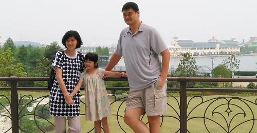 叶莉|嫁给身高2米26，体重达400斤的姚明，叶莉: 压力大并不轻松