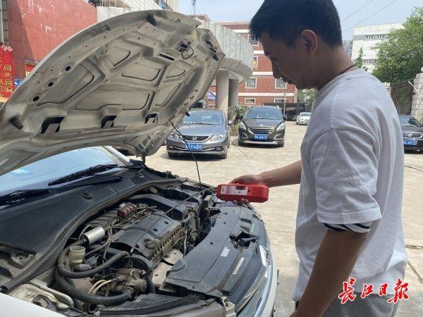 长江日报 武汉出租车:强降雨来临时,将通过车载智能终端发送安全提示,专人负责天气速报