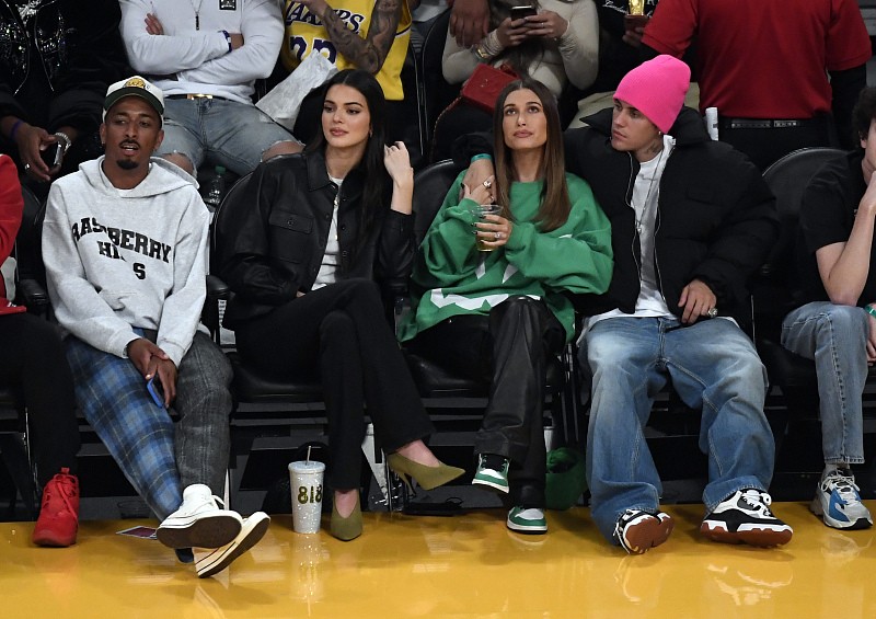 BiuVogue 海莉和比伯私服很日常，冬季上衣不显笨重，配色也十分大胆