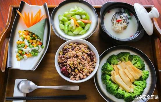 西红柿|胃不好不能吃西红柿？医生指出：不止西红柿，这3种食物也伤胃，要少吃