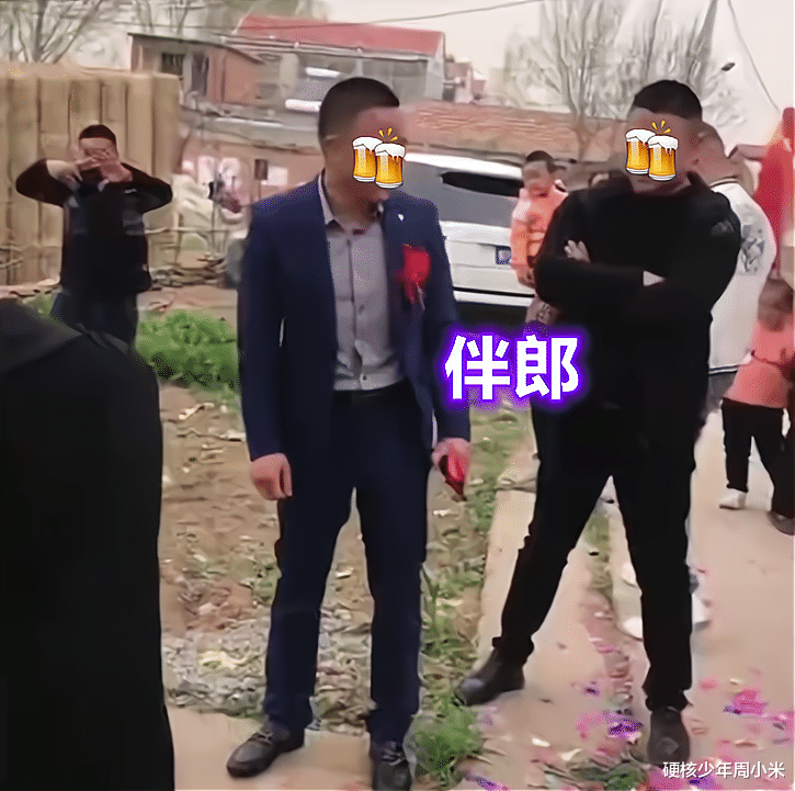 硬核少年周小米 山东又见恶俗婚闹，穿着婚纱的新娘被绑在树上，让众人围观拍照