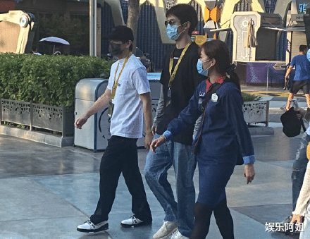 佟丽娅|北京环球影城成了新晋追星地！佟丽娅、刘昊然齐打卡，好低调亲民