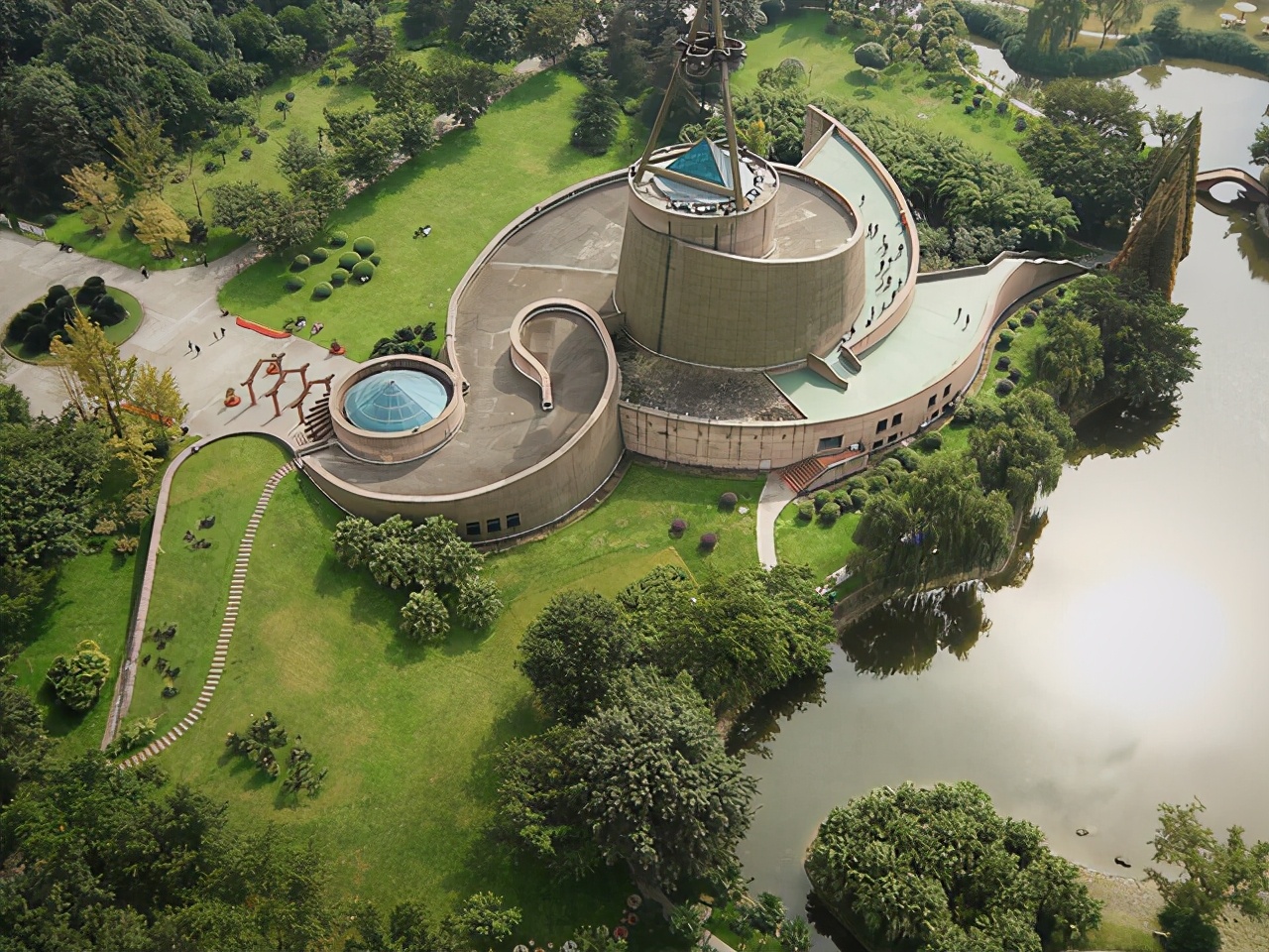 |汉朝才有桌椅，可是三星堆民间的收藏中有一对玉椅，这是真的吗