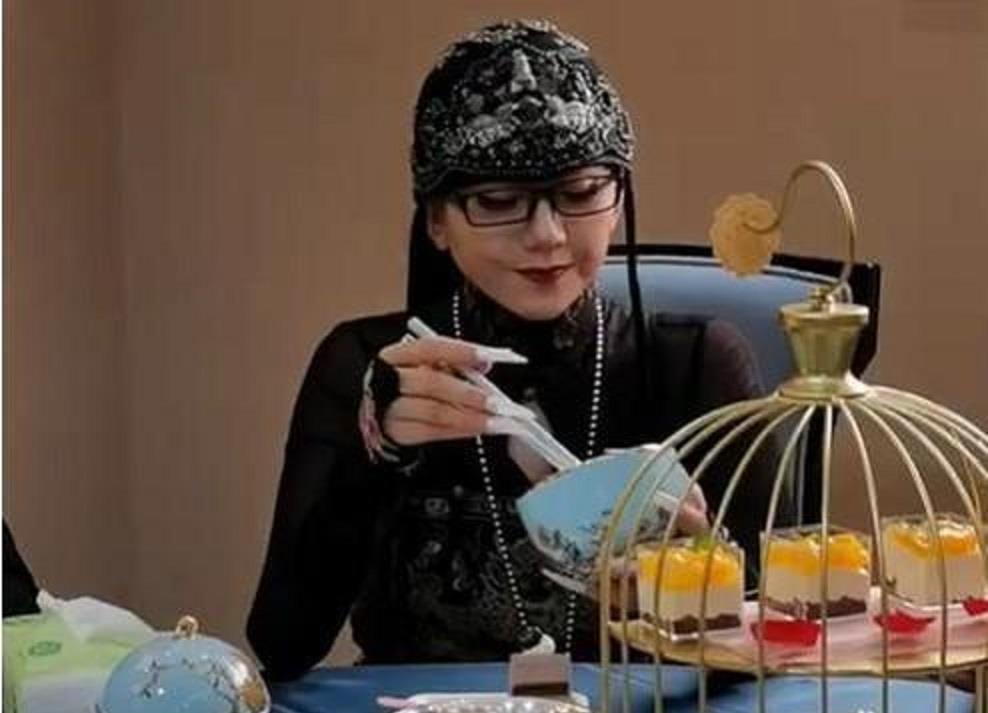 杨丽萍|“杨丽萍式吃饭”再被热议，只吃玫瑰花和水果，精致还是活受罪？