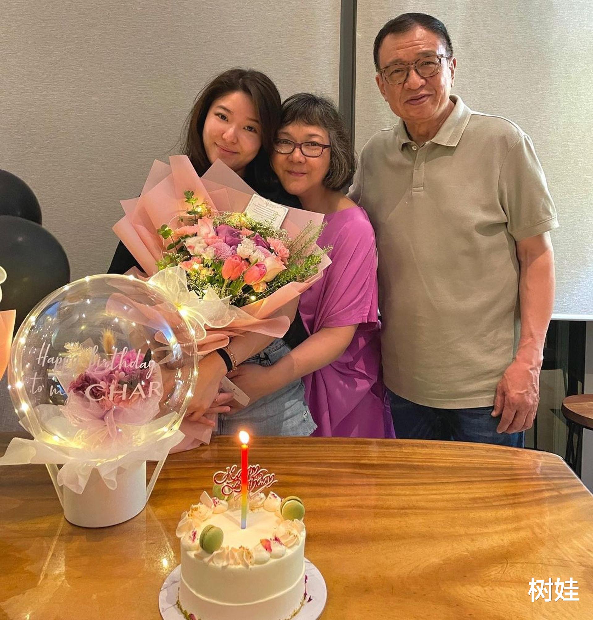 许绍雄|许绍雄24岁女儿官宣订婚，未婚夫高大帅气，两人交往数年感情深厚