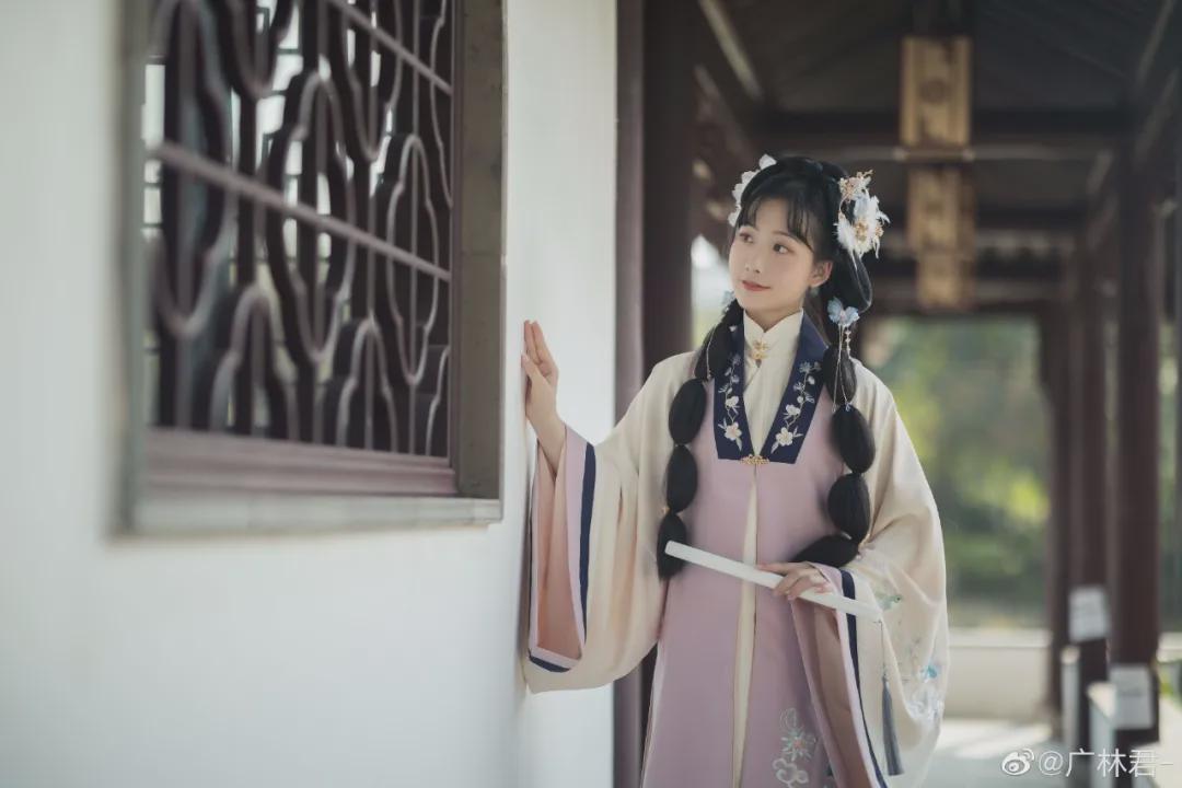 |汉服小仙女：?迟日江山丽，春风花草香