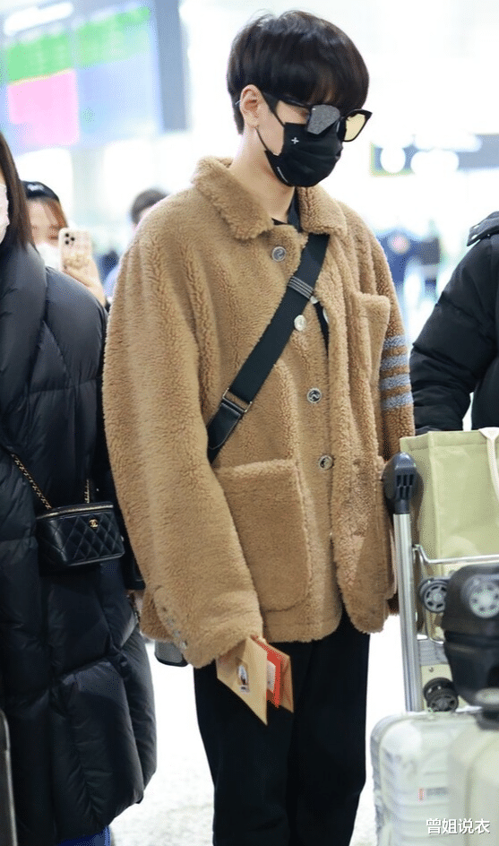 汪苏泷|汪苏泷衣品是真的好，卡其色棉衣搭配黑色裤装，时髦又飒气