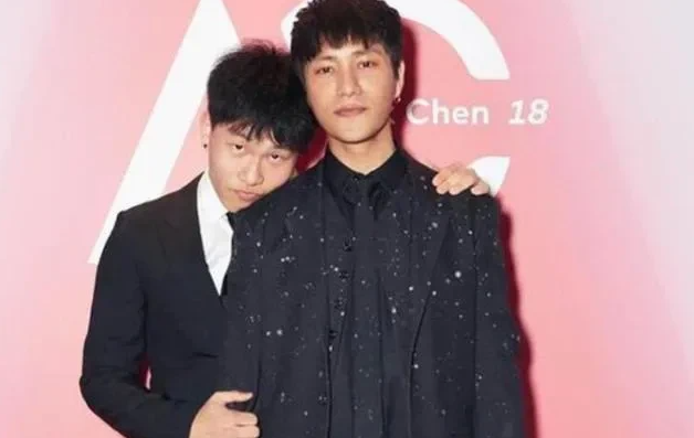 小天天看世界|陈坤的儿子陈尊佑还上幼儿园时，就对小女孩儿说：长大我们结婚吧！万万没想到，小女生却语出惊人。