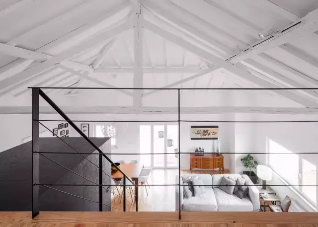 旧教室改造复式小公寓 看设计师如何让旧建筑华丽转身！