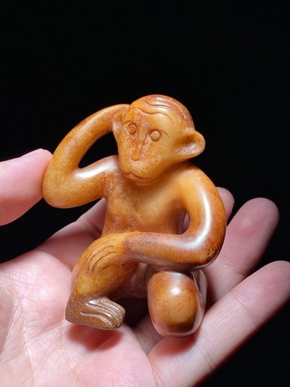 和田玉籽料|明 和田玉籽料受沁 玉猴 摆件