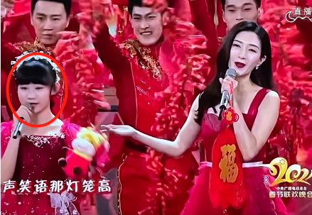 表情包|央视春晚十大亮点！岳云鹏实力挽救口误，吴京被做成表情包太搞笑