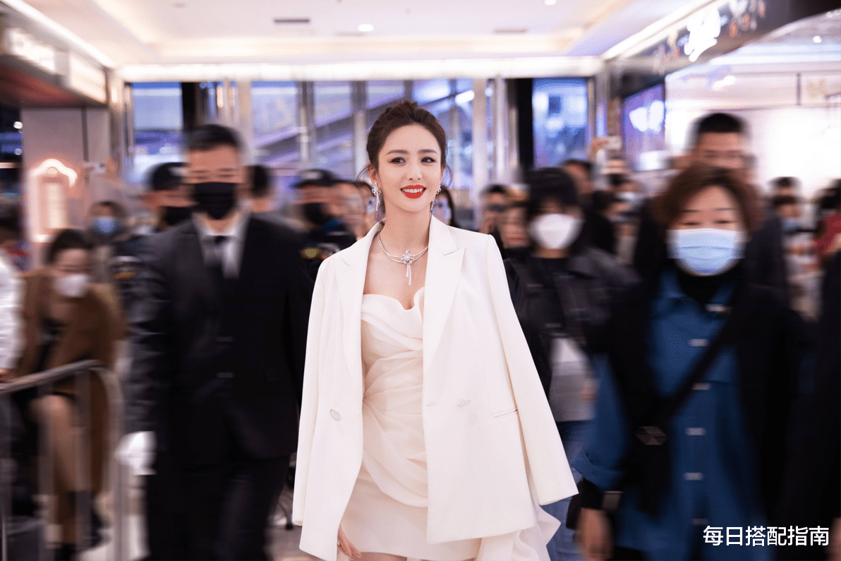 穿衣搭配|谁说正式场合穿搭不能时尚？借鉴佟丽娅的搭配思路，知性且大气