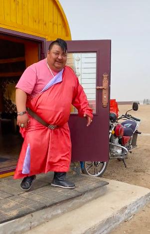 |网红恩克胖到走路要别人搀扶仍狂吃，网友担心他成为下一个泡泡龙