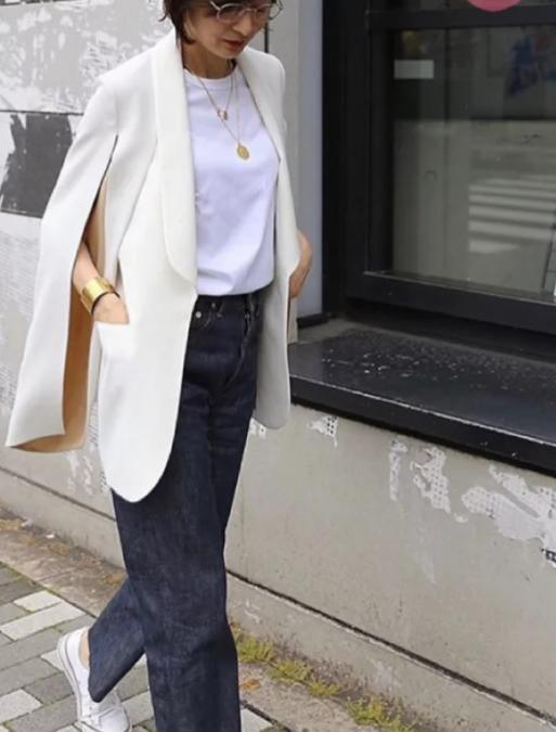 闲鱼有话说|人人都有的白T恤怎么穿时髦显贵？学50岁主妇这样穿，大妈变姐姐