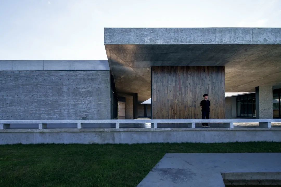 月亮|湖-廊-院-廊,石湾猪舍里展厅