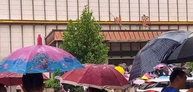 徽州 徽州老板娘事件宴继续发酵，牵扯出缴税问题，生意还能干下去吗？