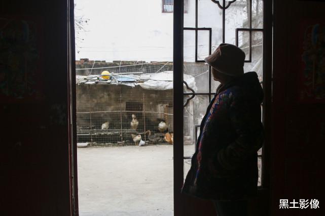 黑土影像 河南一六旬老人把妻子宠得像个孩子 如今守护病床边寸步不敢离开