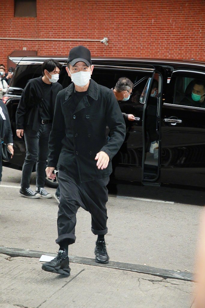 刘德华|刘德华双手合十现身吴孟达葬礼，与达叔合作次数仅次于周星驰