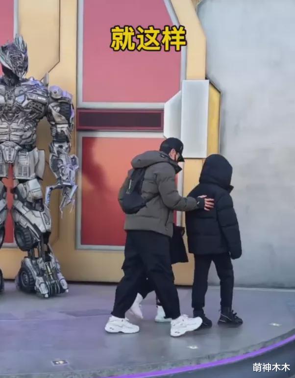 李靓蕾|吴尊携家人北京出游，身穿过万奢华羽绒服，妻子却因穿太少被吐槽