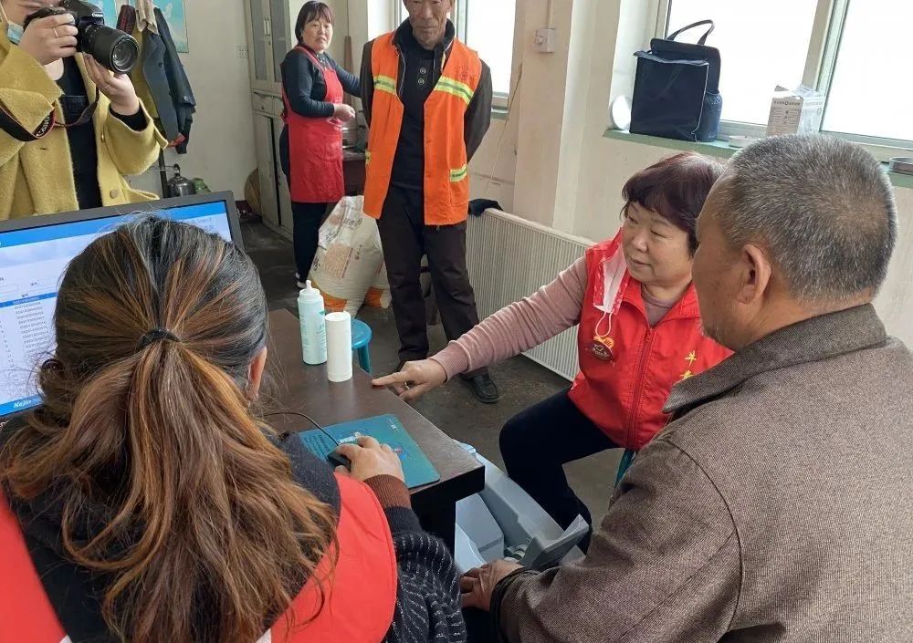 介休贴吧 第58个雷锋纪念日，介休红马甲用行动传承雷锋精神