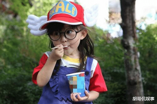 阿拉蕾|小小童星阿拉蕾，如今长大了，气质文静娴雅