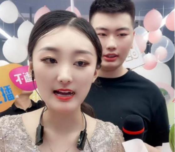 一只麦兜 曝陈亚男向现实低头，搬回大衣哥家开直播，独自出镜人气减半