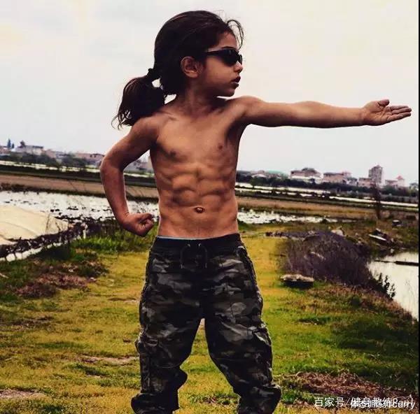 运动|6岁“腹肌男孩”走红，过早进行力量训练有害吗？科学依据告诉你