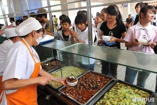 暖妈育儿经|大学食堂现“怪象”，宁可倒掉饭菜也不多盛，阿姨手抖不是没原因