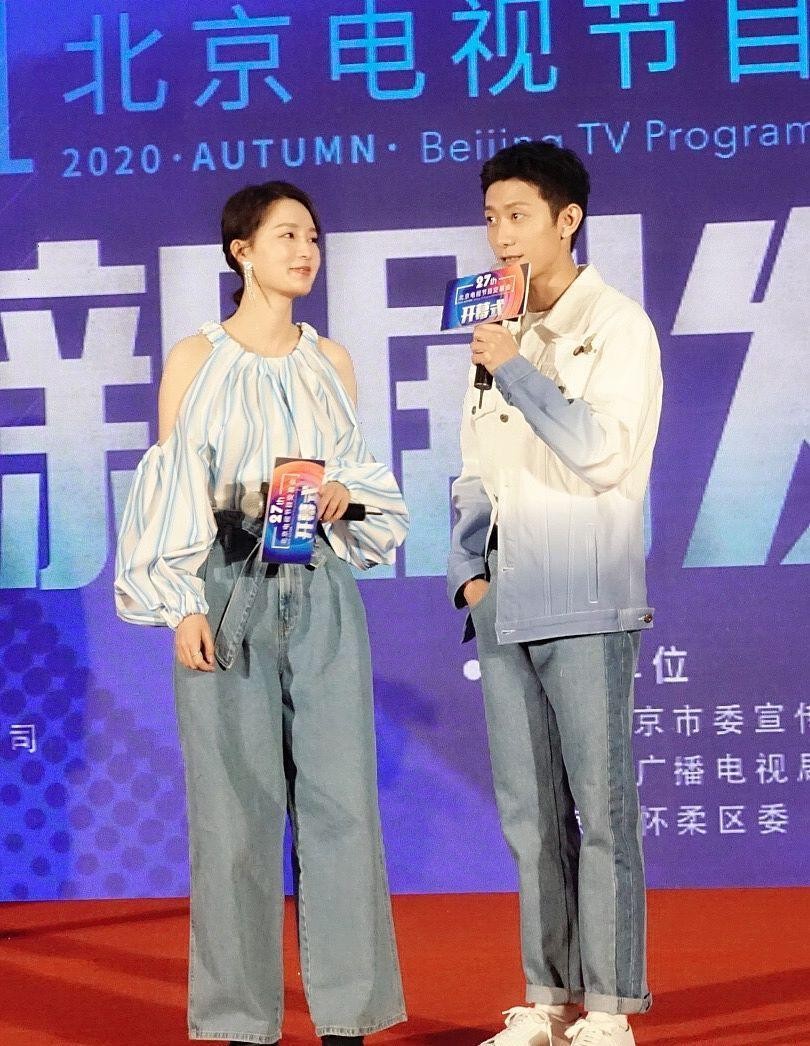 李沁|李沁这造型真奇特，穿条“柱子裤”，感觉比张一山腿“粗”一圈