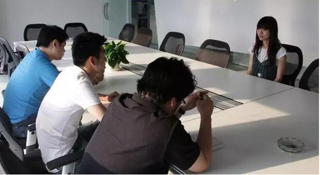 大学生|大学生面试被问，啥东西左手能拿右手不能拿？女生回答2个字录用