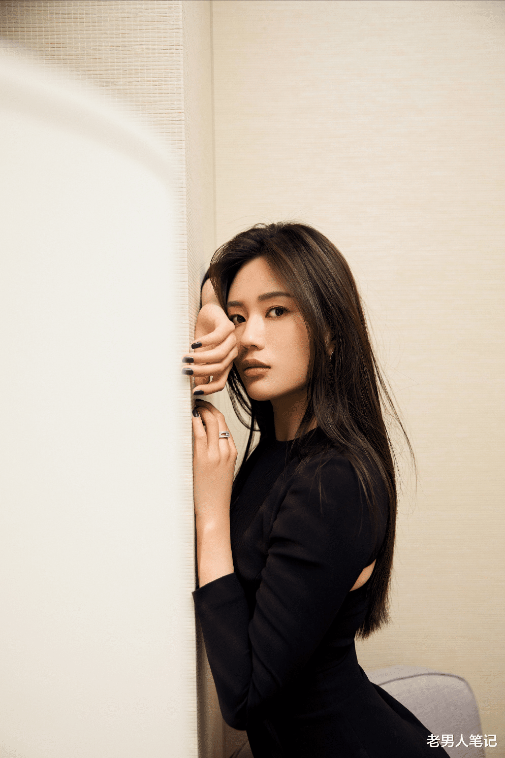 老男人笔记 《悬崖之上》火热上线，又一名谋女郎释出，冷艳型电影脸被刷屏了