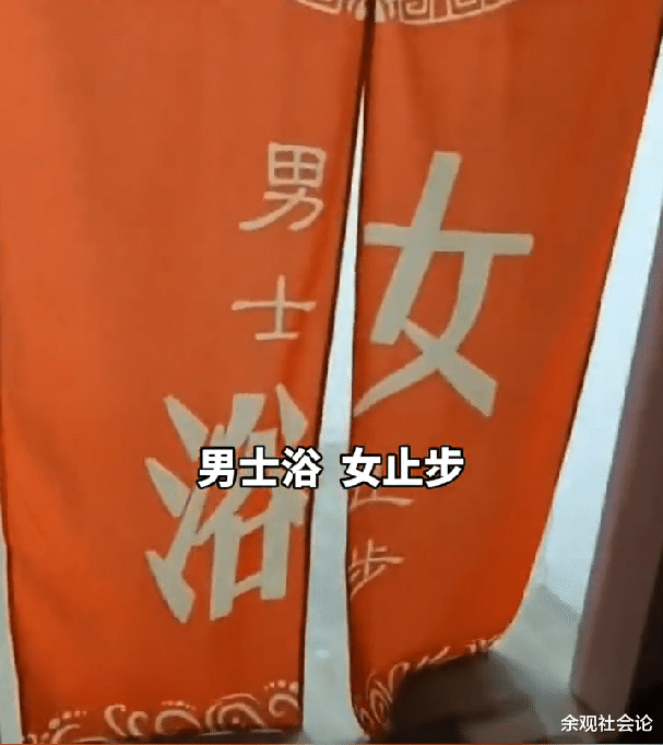 女子正在健身房浴室内清洗,突遭多名男子闯入,女子:我正换衣服